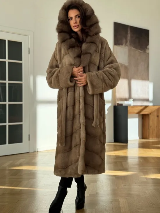 Бежевая норковая шуба с капюшоном куница