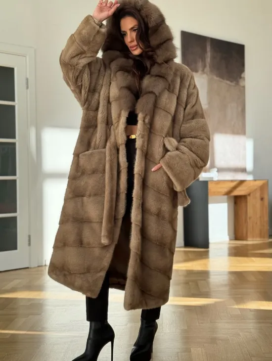 Бежевая норковая шуба с капюшоном куница