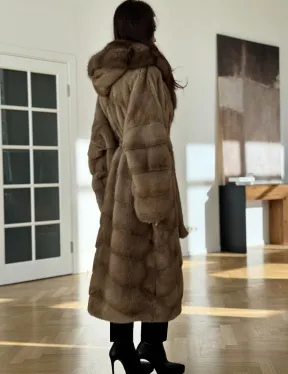 Бежевая норковая шуба с капюшоном куница