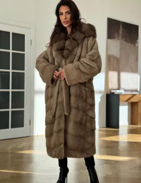 Бежевая норковая шуба с капюшоном куница