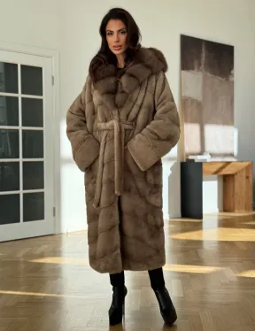 Бежевая норковая шуба с капюшоном куница