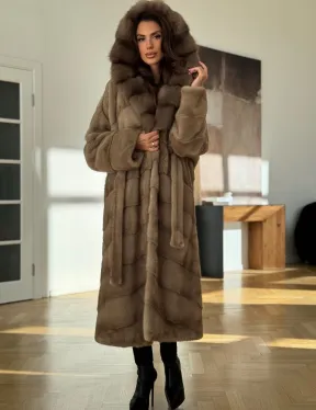 Бежевая норковая шуба с капюшоном куница