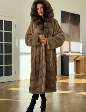 Бежевая норковая шуба с капюшоном куница