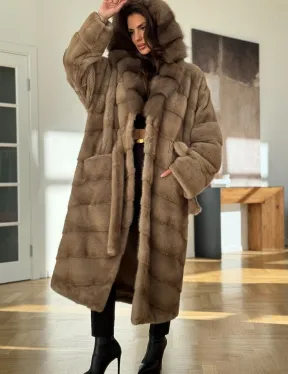 Бежевая норковая шуба с капюшоном куница