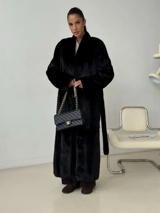 Длинная черная норковая шуба