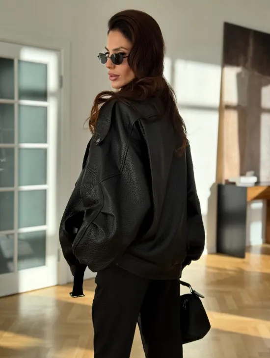 Черная кожаная куртка