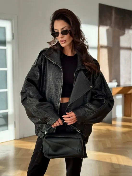 Черная кожаная куртка