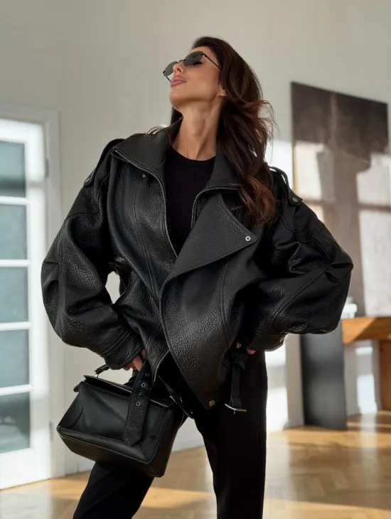 Черная кожаная куртка