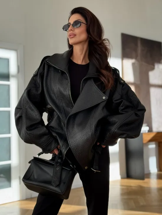 Черная кожаная куртка