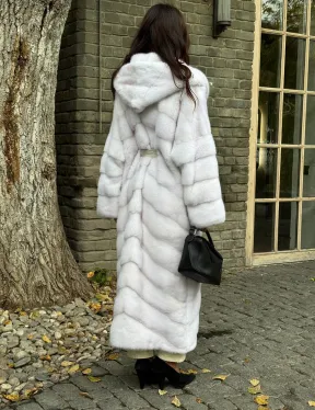 Белая норковая шуба с капюшоном