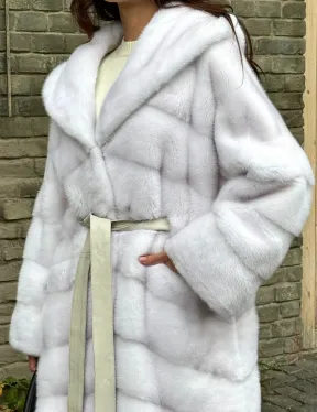 Белая норковая шуба с капюшоном