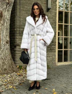 Белая норковая шуба с капюшоном