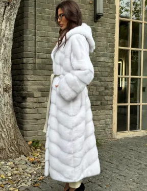 Белая норковая шуба с капюшоном