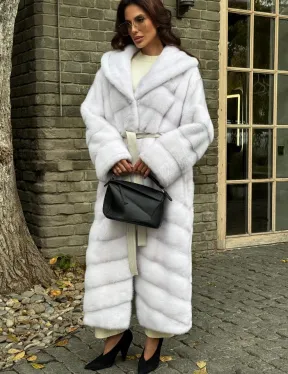Белая норковая шуба с капюшоном