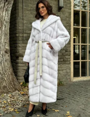 Белая норковая шуба с капюшоном