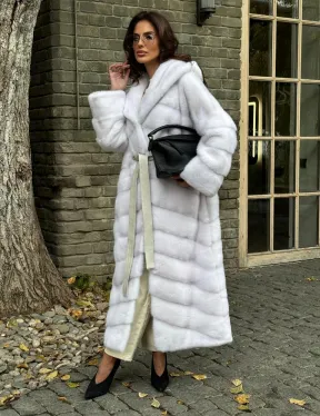 Белая норковая шуба с капюшоном