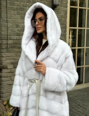 Белая норковая шуба с капюшоном
