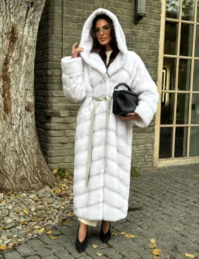 Белая норковая шуба с капюшоном