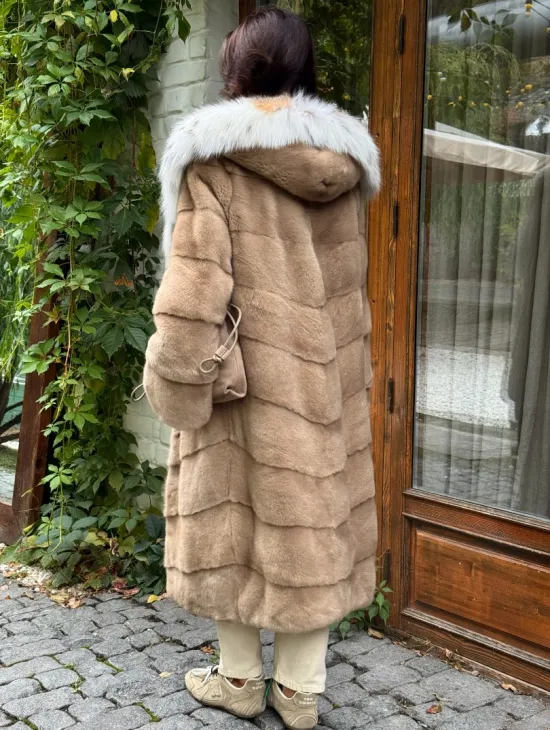 Бежевая норковая шуба с капюшоном рысь