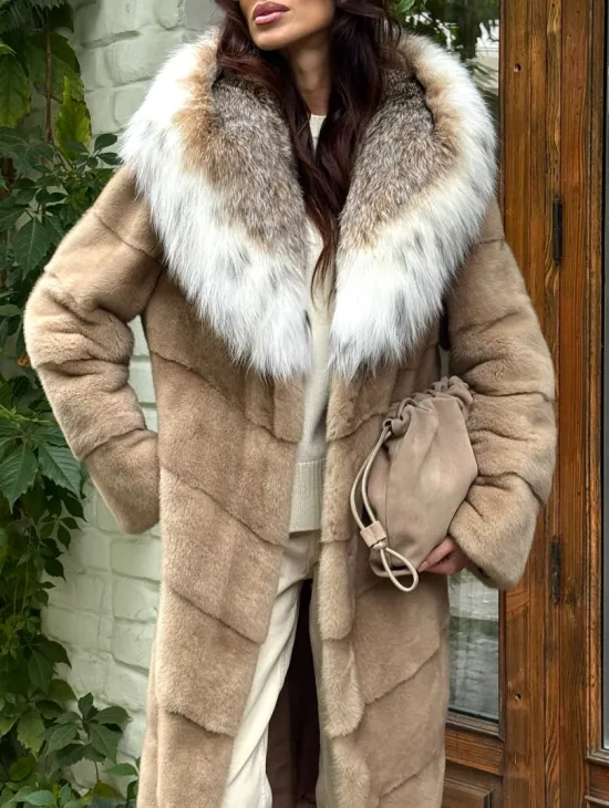 Бежевая норковая шуба с капюшоном рысь