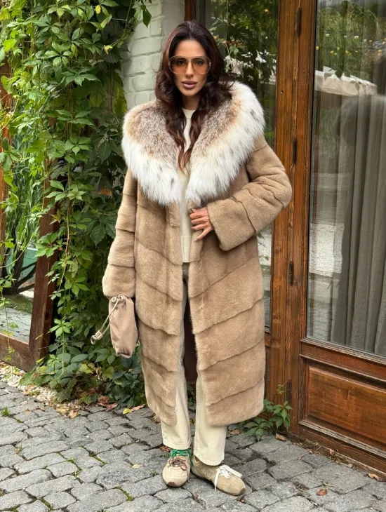Бежевая норковая шуба с капюшоном рысь