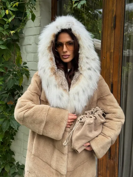 Бежевая норковая шуба с капюшоном рысь