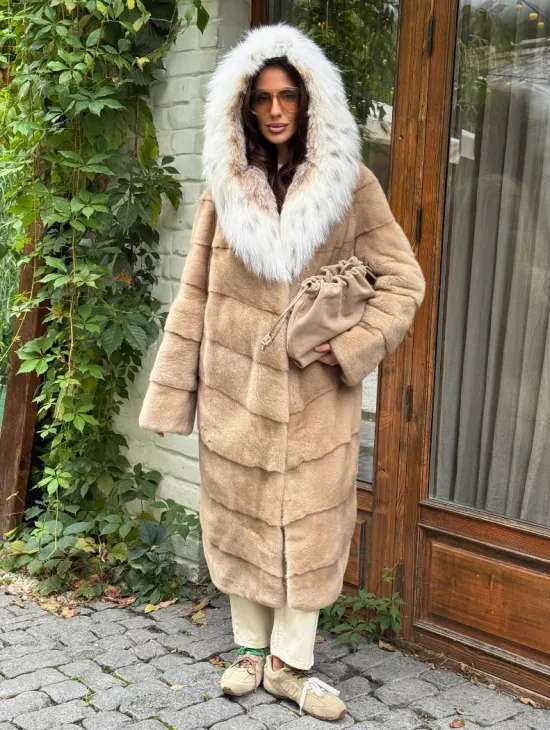 Бежевая норковая шуба с капюшоном рысь