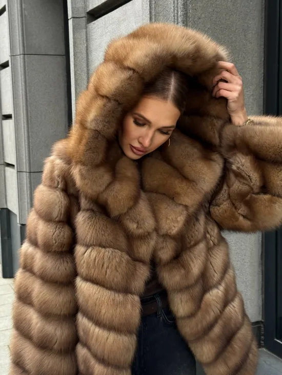 Шуба из натурального меха куницы с капюшоном