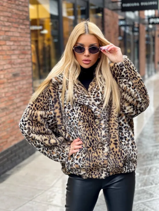Короткая шуба под леопард из экомеха