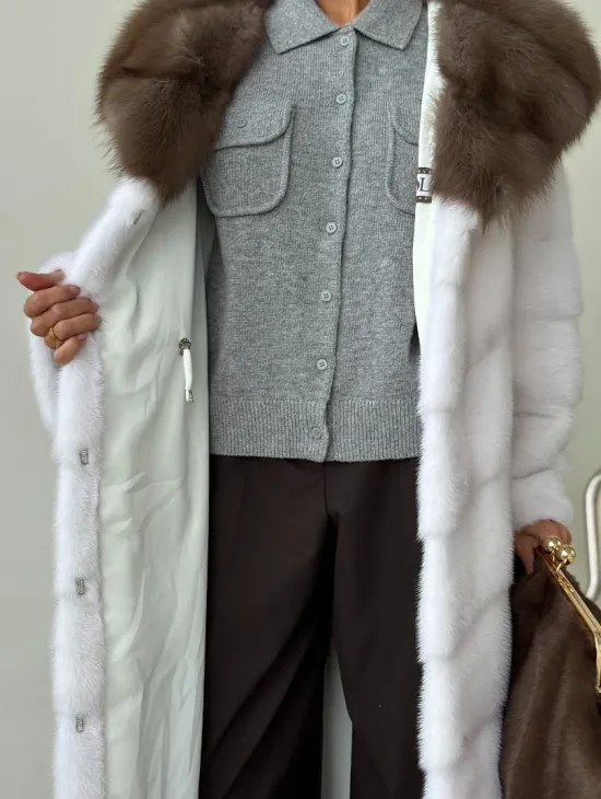 Белая норковая шуба с куницей капюшон