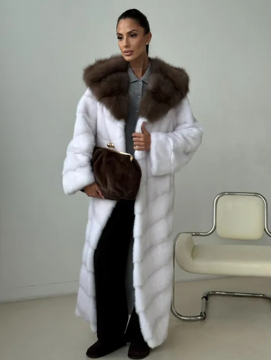 Белая норковая шуба с куницей капюшон