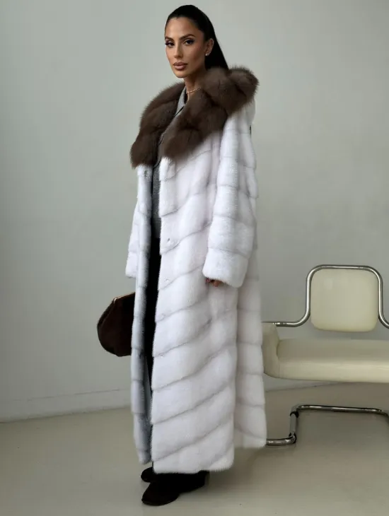 Белая норковая шуба с куницей капюшон