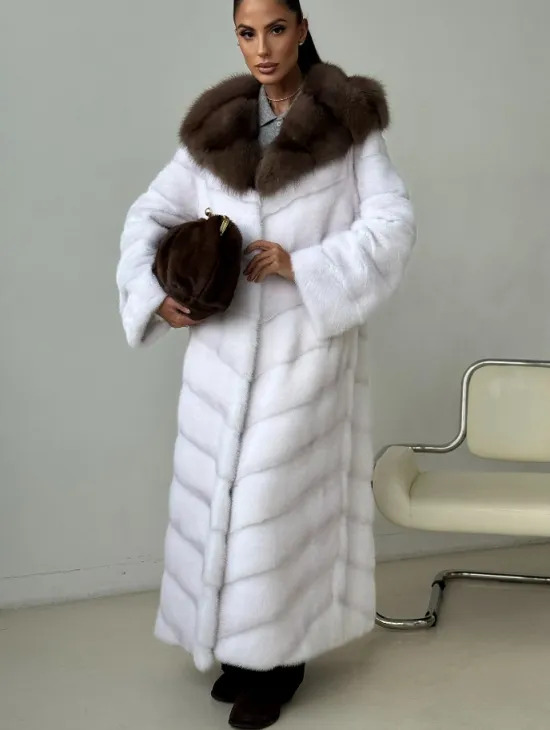Белая норковая шуба с куницей капюшон