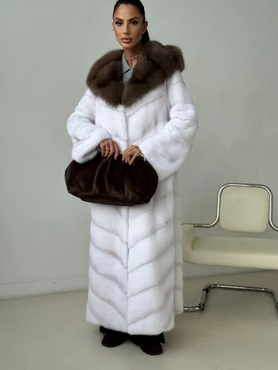 Белая норковая шуба с куницей капюшон