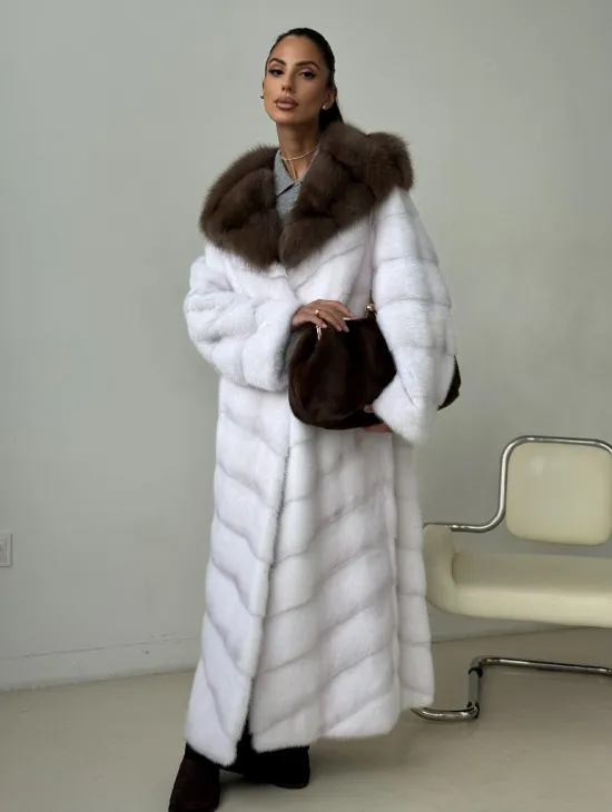 Белая норковая шуба с куницей капюшон