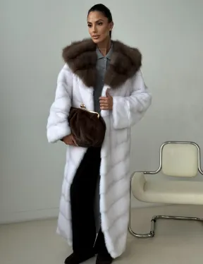 Белая норковая шуба с куницей капюшон