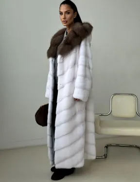Белая норковая шуба с куницей капюшон