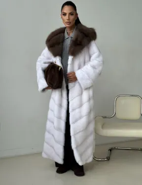 Белая норковая шуба с куницей капюшон
