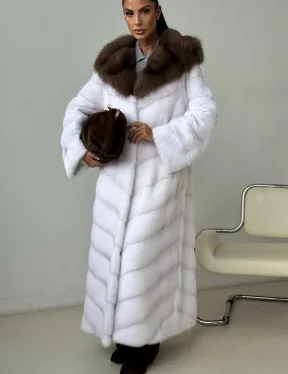 Белая норковая шуба с куницей капюшон