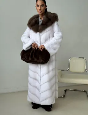 Белая норковая шуба с куницей капюшон