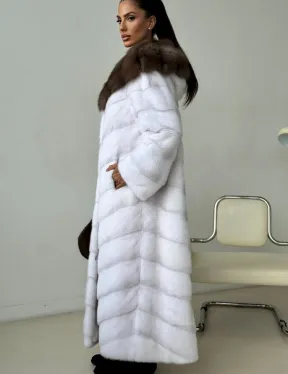 Белая норковая шуба с куницей капюшон