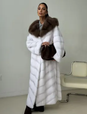 Белая норковая шуба с куницей капюшон