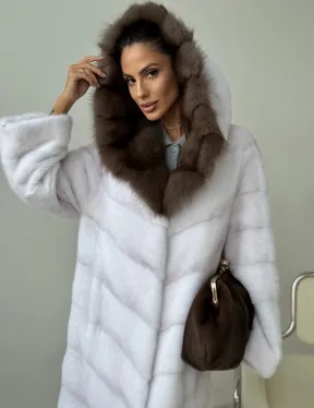 Белая норковая шуба с куницей капюшон