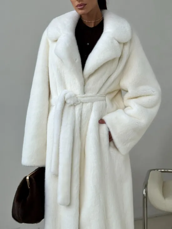 Белая длинная норковая шуба
