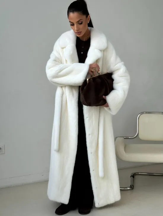Белая длинная норковая шуба