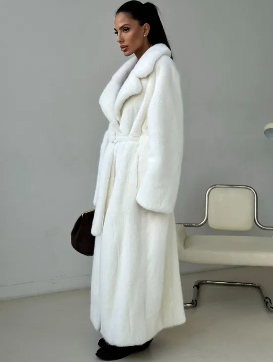 Белая длинная норковая шуба