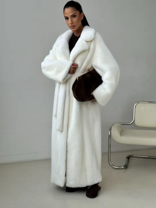Белая длинная норковая шуба