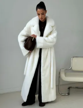 Белая длинная норковая шуба