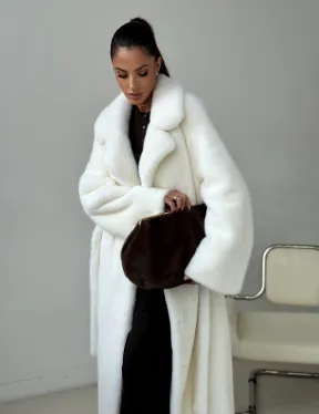 Белая длинная норковая шуба