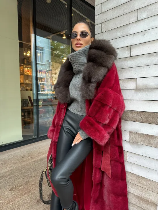 Длинная норковая шуба с капюшоном куница